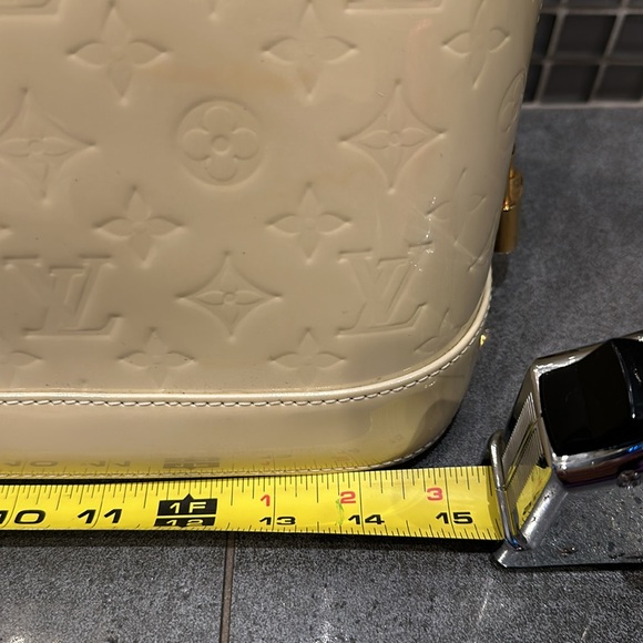Louis Vuitton Authentic Alma Bag - Cream Patent Leather (Large) - Picture 3 of 17